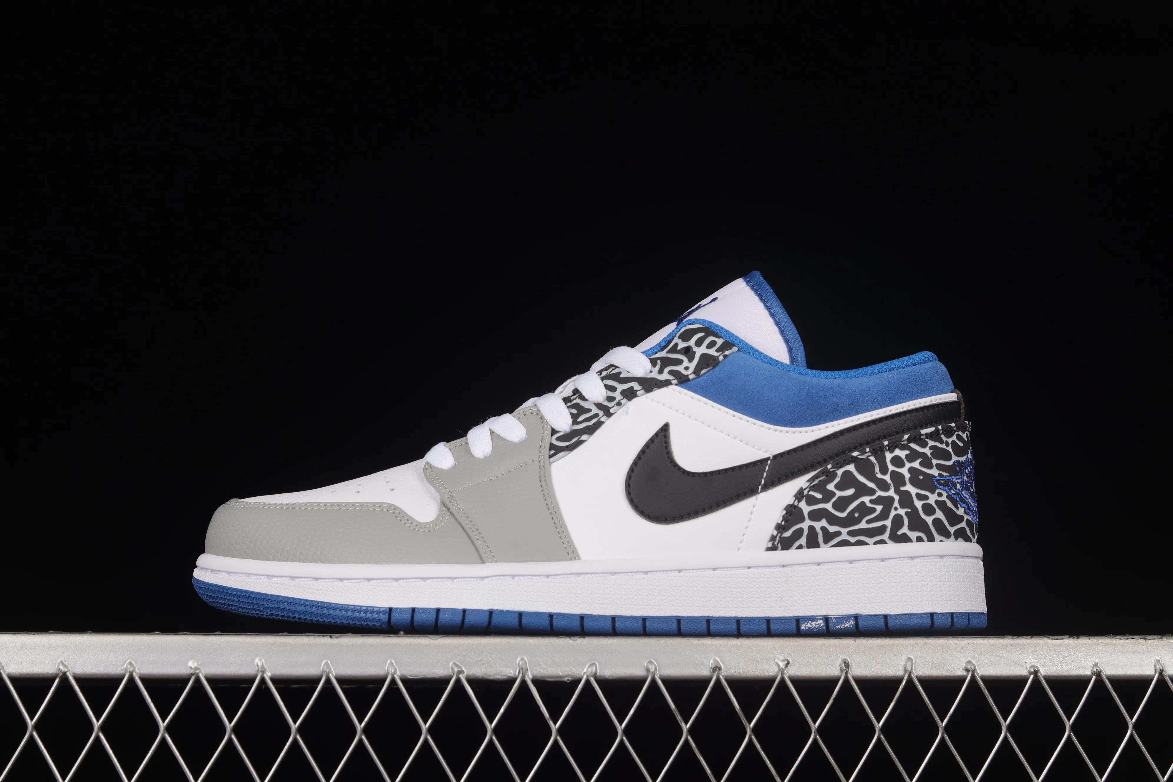 All categories Air Jordan Jordan series basketball shoes Air Jordan 1 Low Air Jordan 1 Low "True Blue" AJ1 Joe 1 burst white and blue color low-top basketball shoes DM1199-140